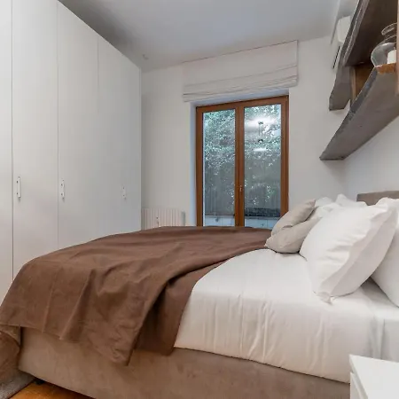 The Rent - Spacious Three-bedroom In Moscova Apartment