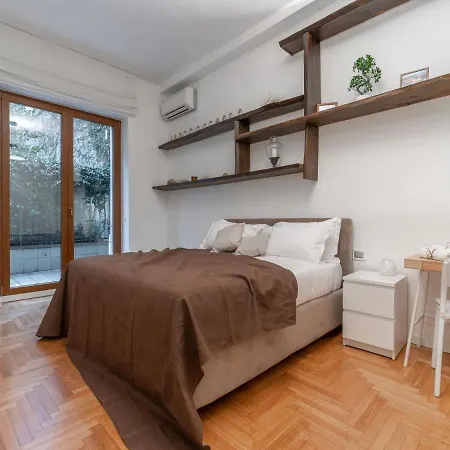 The Rent - Spacious Three-bedroom In Moscova Apartment Milan