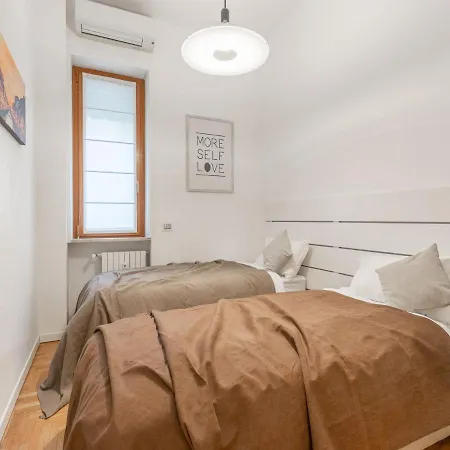 The Rent - Spacious Three-bedroom In Moscova Apartment Milan