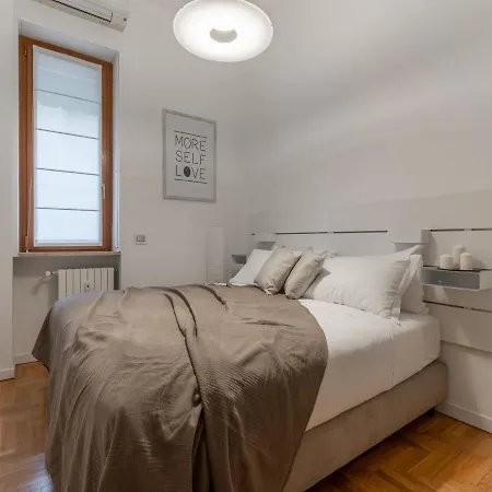 The Rent - Spacious Three-bedroom In Moscova Milan
