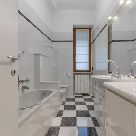 The Rent - Spacious Three-bedroom In Moscova Apartment *