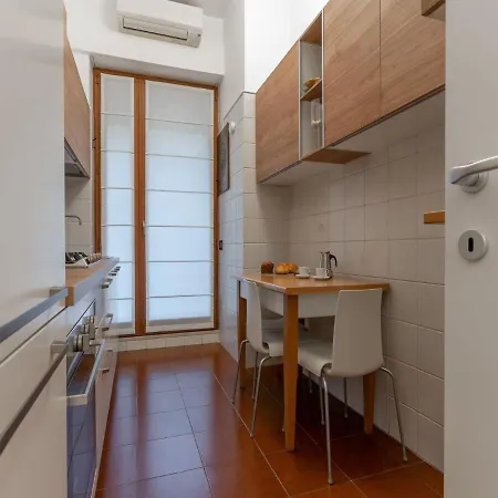 The Rent - Spacious Three-bedroom In Moscova Apartment Milan
