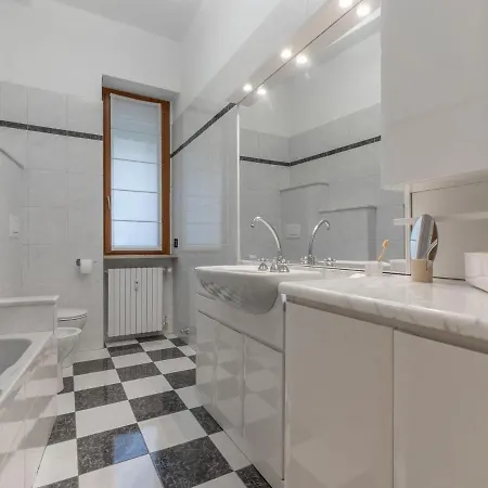 The Rent - Spacious Three-bedroom In Moscova Apartment Milan