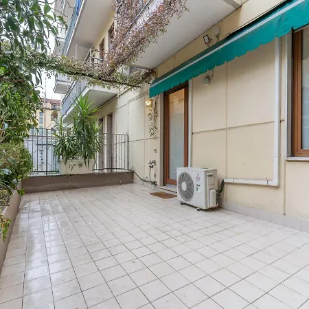 Apartment The Rent - Spacious Three-bedroom In Moscova