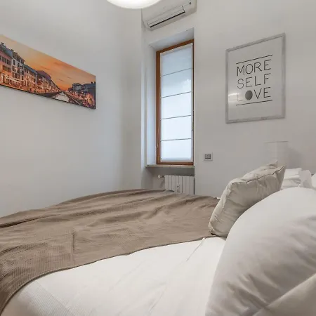 The Rent - Spacious Three-bedroom In Moscova Apartment *