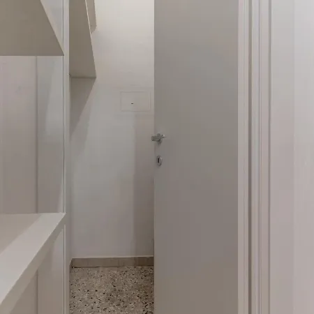 The Rent - Spacious Three-bedroom In Moscova Milan