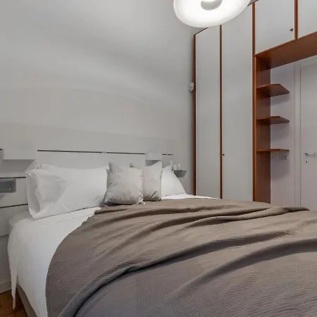 The Rent - Spacious Three-bedroom In Moscova Apartment