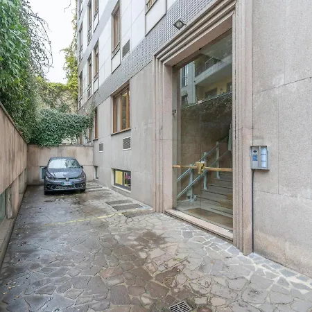 The Rent - Spacious Three-bedroom In Moscova Apartment Milan